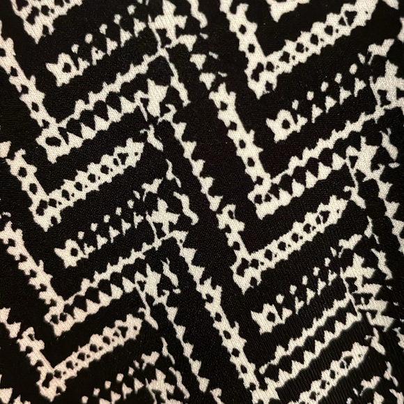 Le Chateau Dress - Black zigzag design - Picture 3 of 3